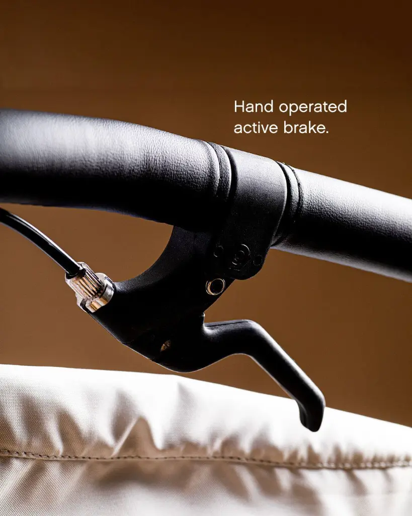 mountain-buggy-terrain-buggy-Heritage-Quartz-Hand-operated-active-brake.webp